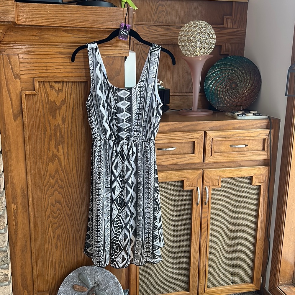 Black & white print lined high low dress V in back L